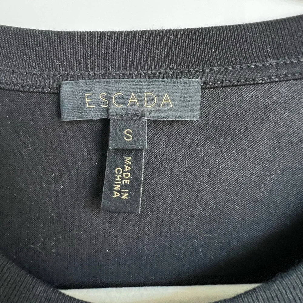 Escada - Picture 2 of 3